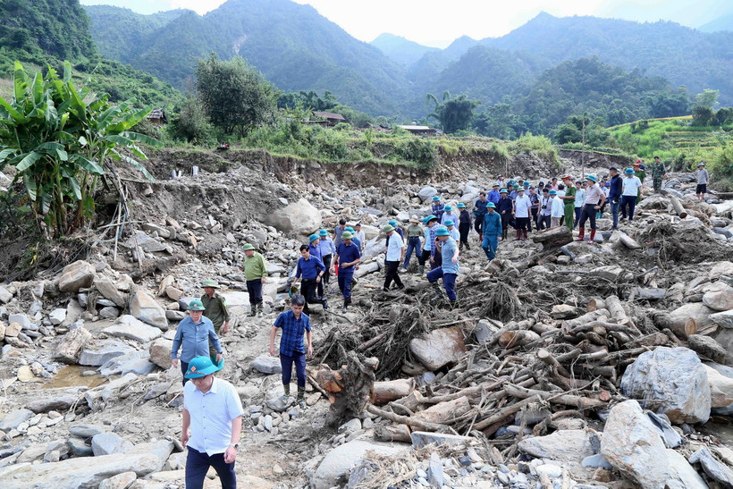 Trưởng ban Tuyên giáo Trung ương Nguyễn Trọng Nghĩa và Đoàn công tác kiểm tra tình hình thiệt hại do cơn bão số 3 gây ra tại xã Ngọc Chiến, huyện Mường La, tỉnh Sơn La. (Ảnh: Quang Quyết/TTXVN)