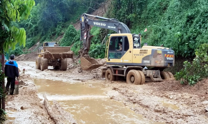 Lực lượng chức năng nỗ lực thông đường trên quốc lộ 3B, thuộc địa phận xã Quang Thuận, huyện Bạch Thông, tỉnh Bắc Kạn. (Ảnh: Nguyễn Công Hải/TTXVN)