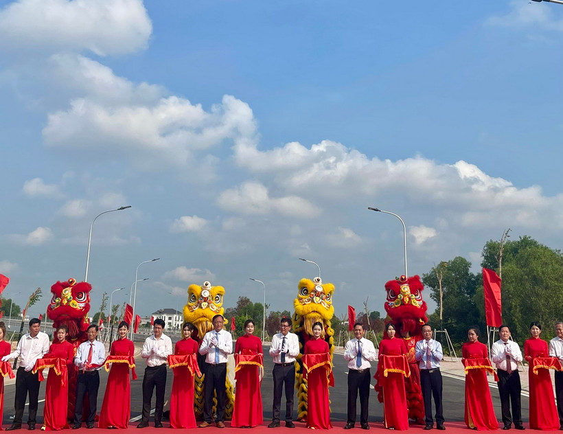 Khánh thành Cầu Đò mới (Cầu Đò 2) bắc qua sông Thị Tính có tổng vốn đầu tư 312 tỷ đồng. (Ảnh: TTXVN phát)