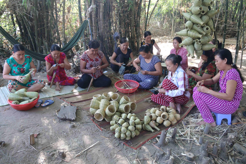 Đan đát các sản phẩm nông thôn thu nhỏ tại hộ kinh doanh Diệp Thị Trang. (Ảnh: Thanh Hòa/TTXVN)