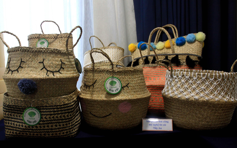 Sản phẩm cói Tây An của Công ty TNHH sản xuất và xuất nhập khẩu hàng thủ công mỹ nghệ Tây An, thị trấn Tiền Hải (Tiền Hải, Thái Bình) là sản phẩm OCOP đạt hạng 4 sao. (Ảnh: Thế Duyệt/TTXVN)