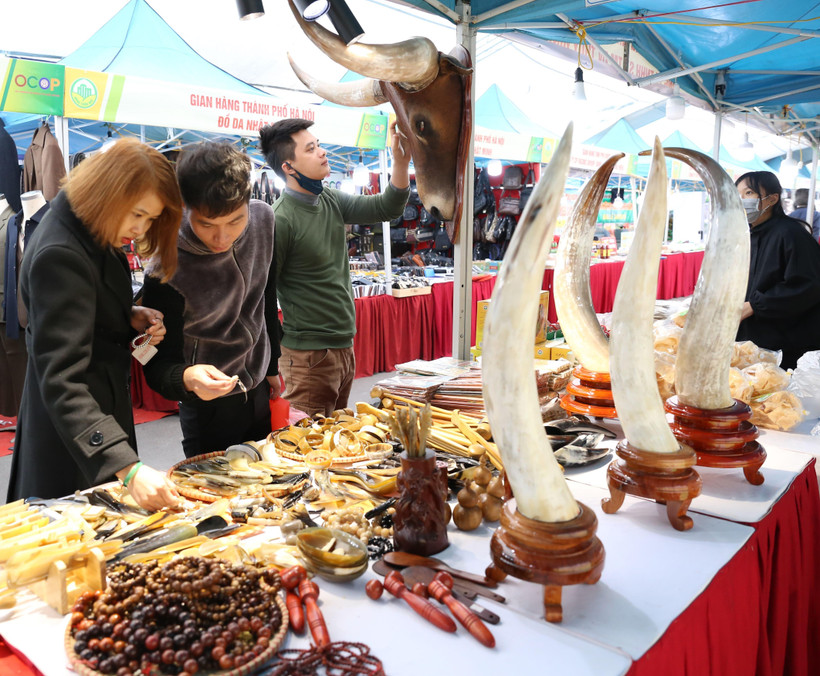 Khách tham quan, mua sắm tại các gian hàng OCOP. (Ảnh: Hoàng Hiếu/TTXVN)