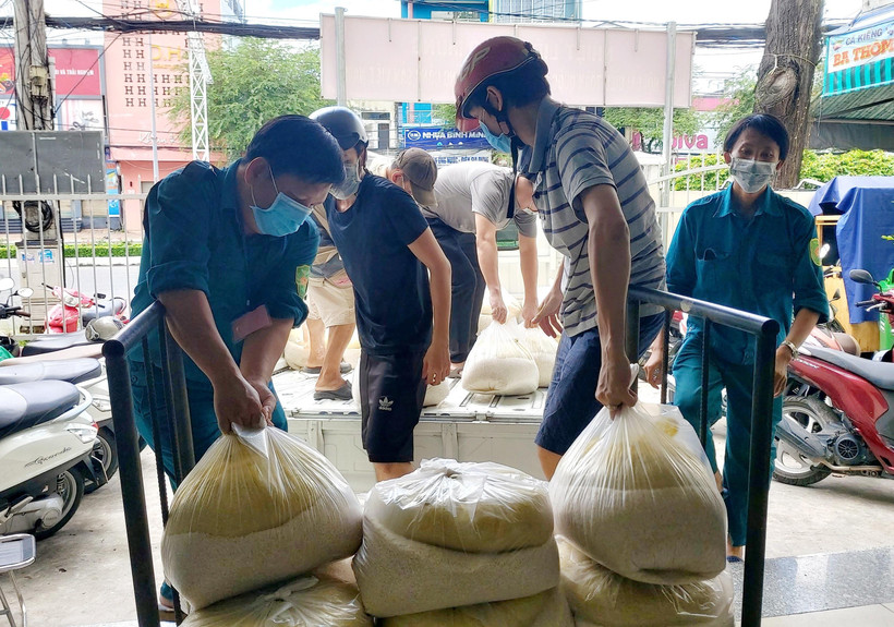 Cấp phát gạo cho người dân gặp khó khăn do ảnh hưởng dịch COVID-19. (Ảnh: Thu Hiền/TTXVN)