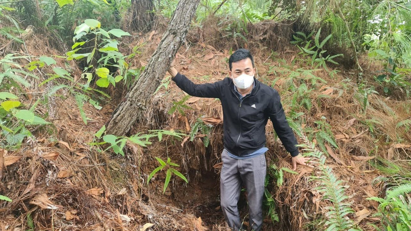 Vết nứt rộng 0,7m, người lớn có thể đứng lọt. (Ảnh: Trịnh Duy Hưng/TTXVN)