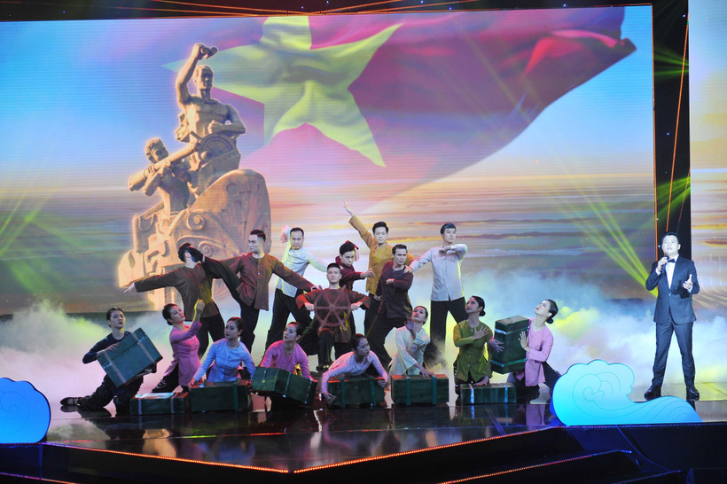 Tiết mục văn nghệ trong phần 1 với tên gọi Huyền thoại với nội dung giới thiệu sự ra đời đường Hồ Chí Minh trên biển; quá trình đóng tàu phục vụ đi biển vận chuyển vũ khí… (Ảnh: Minh Đức/TTXVN)