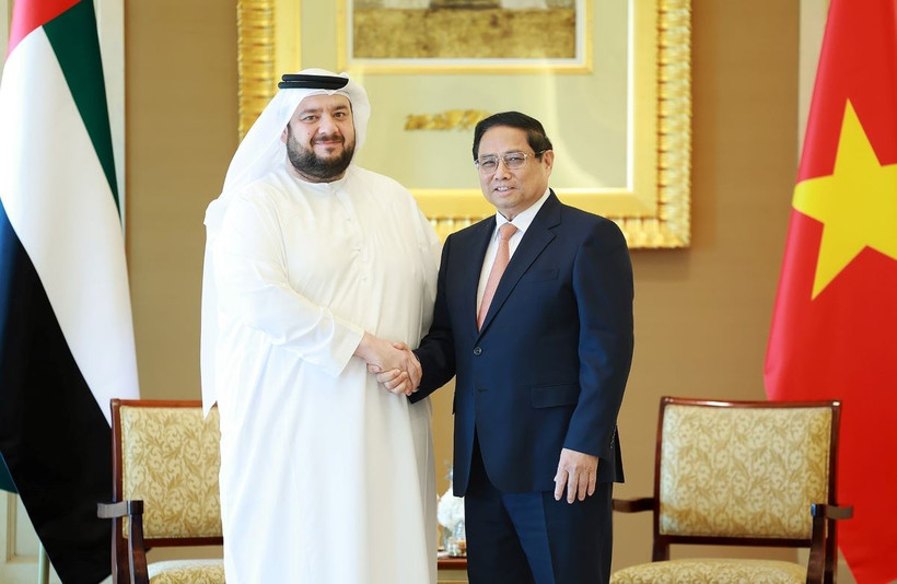 Thủ tướng Phạm Minh Chính tiếp Bộ trưởng Đầu tư UAE Mohamed Hassan Al Suwaidi. (Ảnh: Dương Giang/TTXVN)