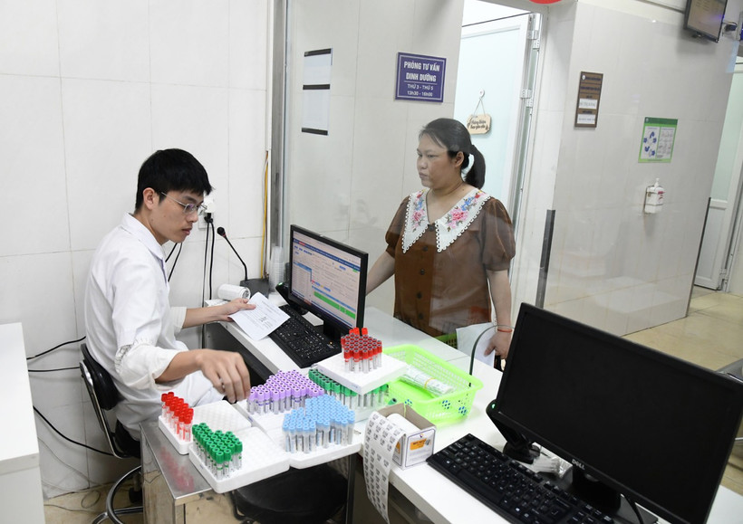 Sử dụng bệnh án điện tử giúp các bác sĩ nhanh chóng đưa ra kết luận chẩn đoán bệnh. (Ảnh: PV/Vietnam+)