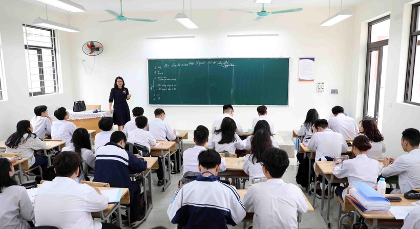 Giờ ôn tập kiến thức chuẩn bị cho kỳ thi tốt nghiệp Trung học phổ thông năm 2021 của học sinh lớp 12 trường THPT Trương Định (Hà Nội). (Ảnh: Thanh Tùng/TTXVN)