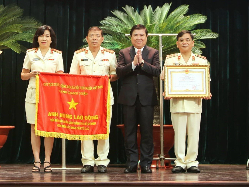 Thay mặt lãnh đạo Đảng và Nhà nước, Chủ tịch UBND Thành phố Hồ Chí Minh Nguyễn Thành Phong trao danh hiệu Anh hùng Lao động thời kỳ đổi mới cho Viện Kiểm sát nhân dân Thành phố Hồ Chí Minh. (Ảnh: Thành Chung/TTXVN)