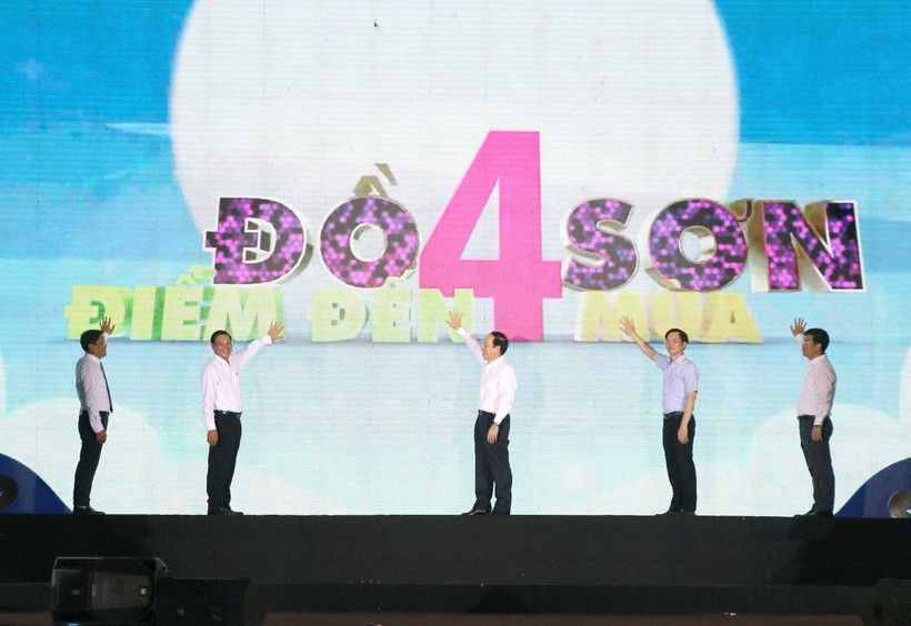 Lãnh đạo thành phố Hải Phòng bấm nút khai mạc Liên hoan Du lịch “Đồ Sơn - Điểm đến 4 mùa.” (Ảnh: Hoàng Ngọc/TTXVN)