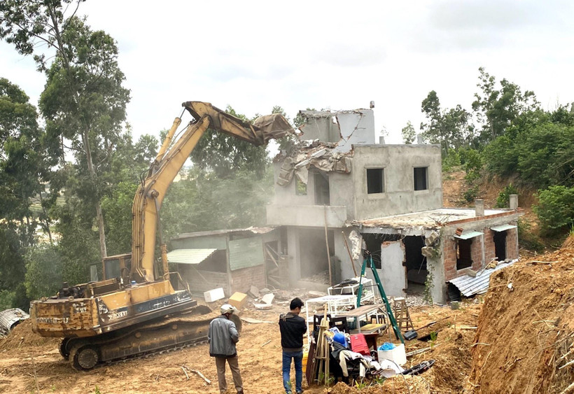 Cưỡng chế tháo dỡ nhà ở xây dựng trái phép trong Khu kinh tế Nhơn Hội. (Ảnh: Nguyên Linh/TTXVN)