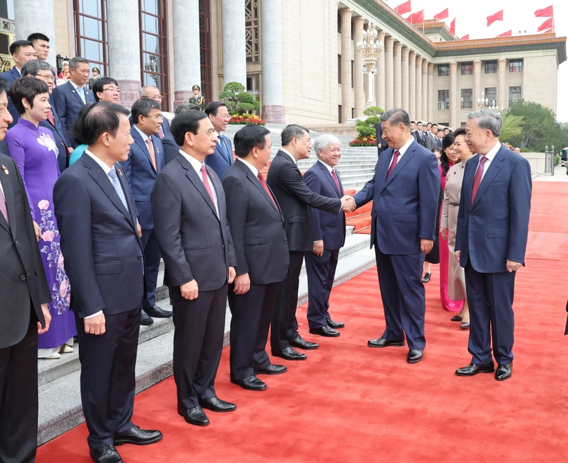 Tổng Bí thư, Chủ tịch nước Trung Quốc Tập Cận Bình bắt tay các thành viên chính thức Đoàn cấp cao Việt Nam tại Lễ đón. (Ảnh: Trí Dũng/TTXVN)