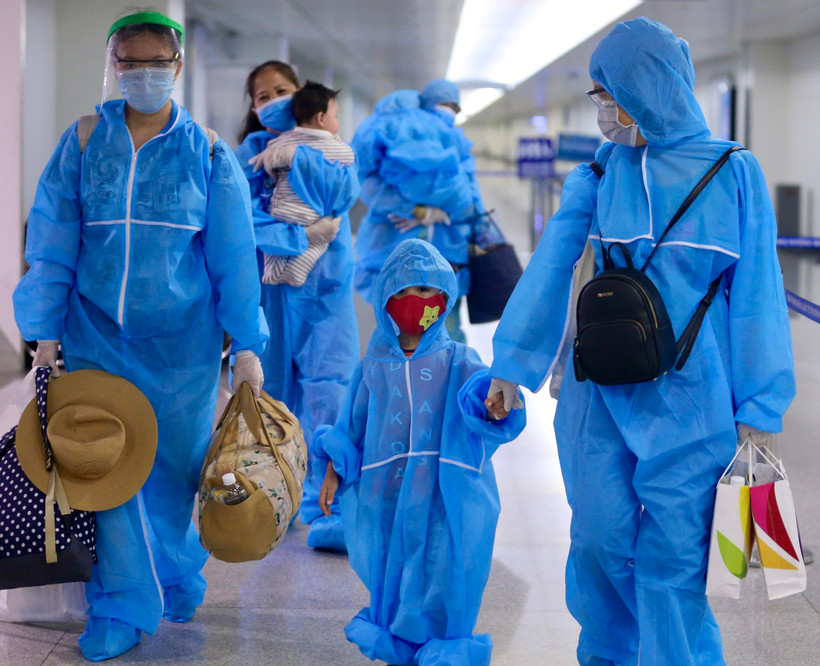 Chuyến bay đầu tiên chở hành khách bị mắc kẹt tại Đà Nẵng về Thành phố Hồ Chí Minh. (Ảnh: Anh Tuấn/Vietnam+)