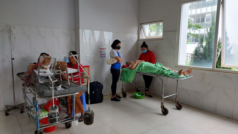 Hai bệnh nhân bị thương được phẫu thuật tại Bệnh viện đa khoa vùng Tây Nguyên. Ảnh: Tuấn Anh - TTXVN