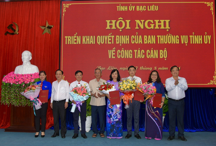 Trao Quyết định, tặng hoa chúc mừng các đồng chí được triển khai Quyết định của Ban Thường vụ Tỉnh ủy Bạc Liêu. (Ảnh: TTXVN phát)
