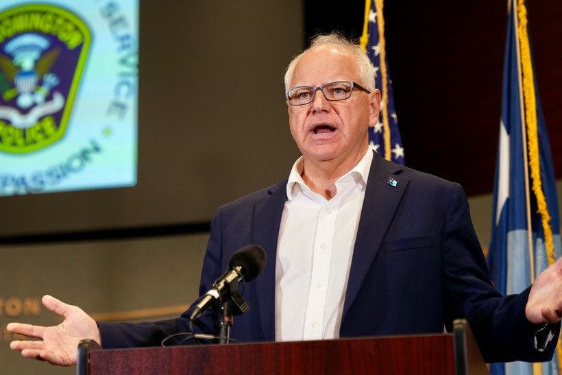 Thống đốc bang Minnesota Tim Walz vừa được Phó Tổng thống Mỹ Kamala Harris chọn làm người liên danh tranh cử trong cuộc đua vào Nhà Trắng. (Ảnh: THX/TTXVN)