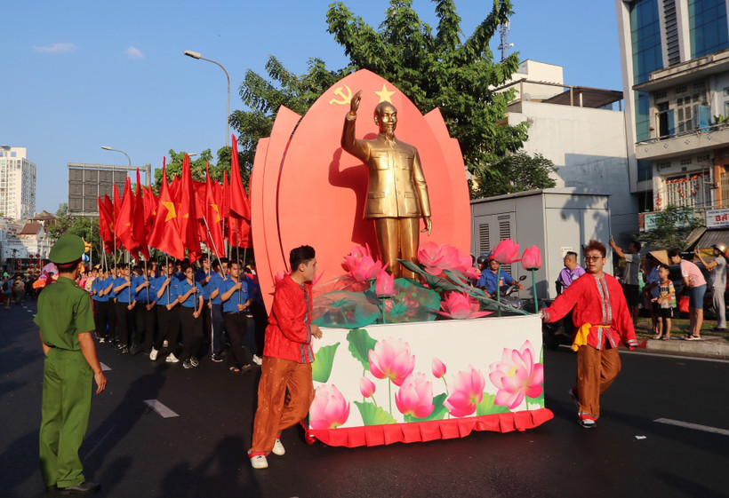Đoàn diễu hành hình tượng Chủ tịch Hồ Chí Minh đi qua đường Hải Thượng Lãn Ông (Quận 5). (Ảnh: Thu Hương/TTXVN)