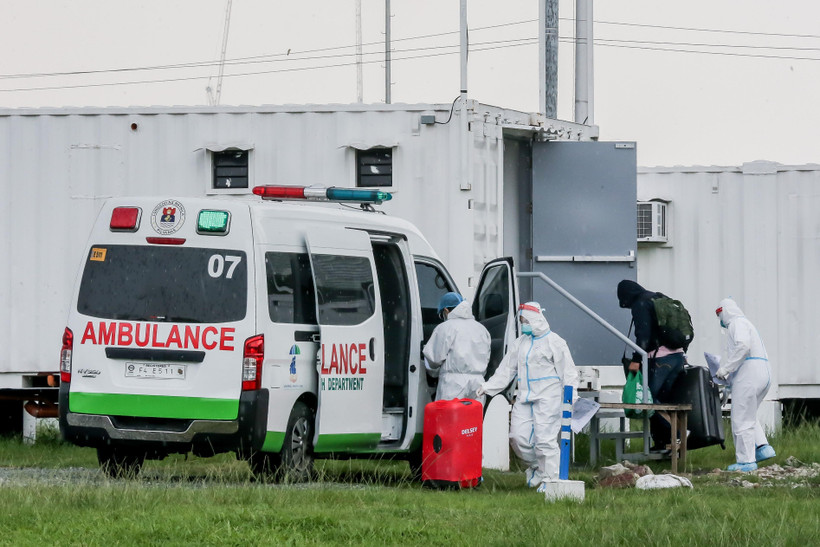 Nhân viên y tế đưa bệnh nhân COVID-19 tới bệnh viện dã chiến tại Manila, Philippines, ngày 1/9/2021. (Ảnh: THX/TTXVN)