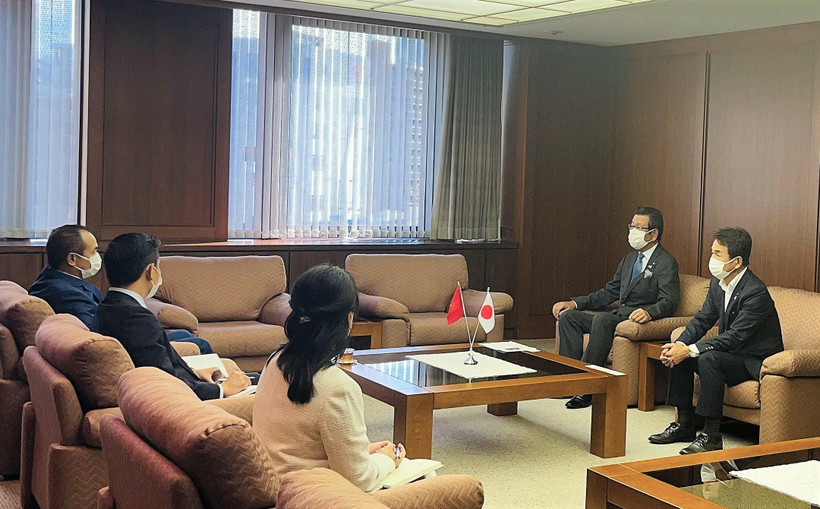 Tổng lãnh sự Nguyễn Hồng Hà làm việc với ban lãnh đạo SCCI và đại diện chính quyền Sakai. (Ảnh: Đào Thanh Tùng/TTXVN)