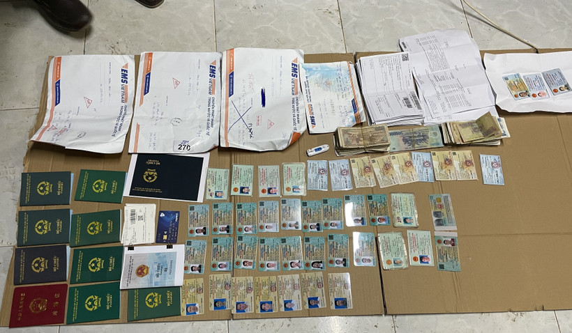 Tài liệu, giấy tờ giả do lực lượng Công an thu giữ tại nơi ở của đối tượng Lê Trần Thiện Đức. (Ảnh: Phương Thảo/TTXVN phát)