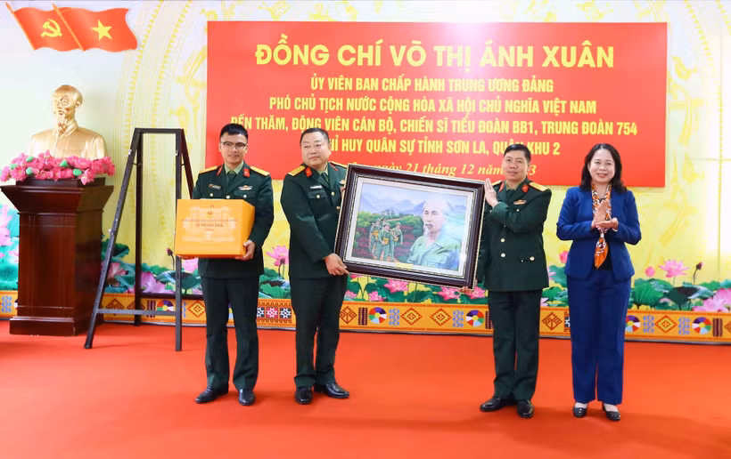 Phó Chủ tịch nước Võ Thị Ánh Xuân tặng ảnh Bác Hồ cho Tiểu đoàn Bộ binh 1, Trung đoàn 754, Bộ Chỉ huy Quân sự tỉnh Sơn La. (Ảnh: Quang Quyết/TTXVN)
