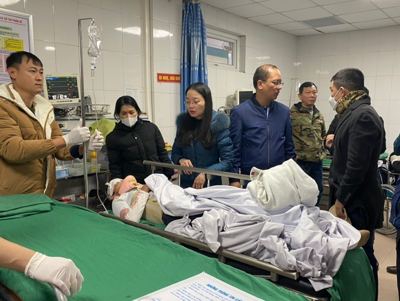 Nghệ An: Trần gỗ lớp học bất ngờ đổ sập, nhiều học sinh nhập viện