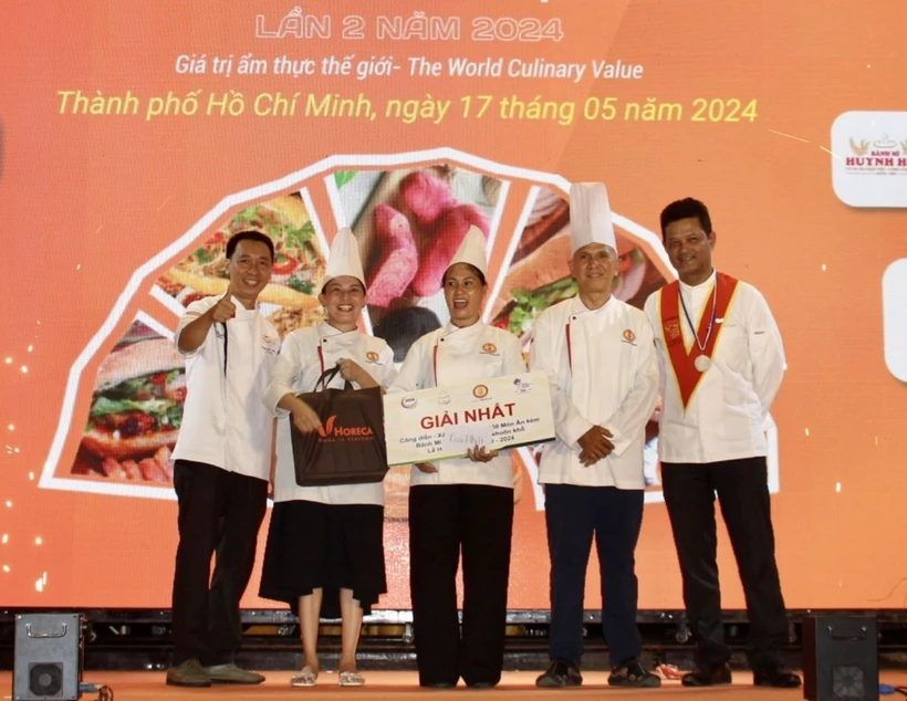 Đại diện các đơn vị nhận vinh danh các thương hiệu bánh mỳ nổi tiếng và đầu bếp đoạt giải trong cuộc thi quốc tế. (Ảnh: Mỹ Phương/TTXVN)