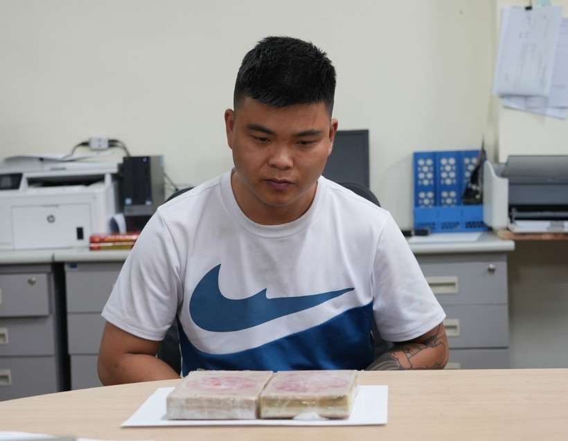 Đối tượng Hứa Thanh Tùng tại cơ quan Công an. (Ảnh: TTXVN phát)