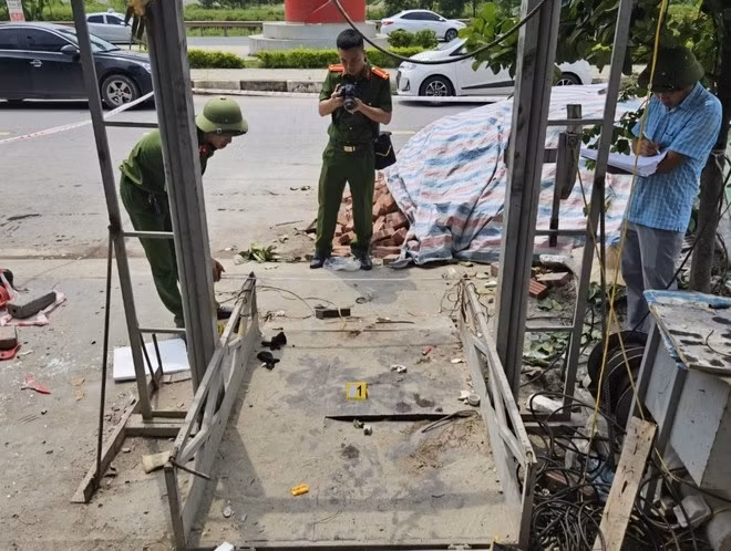 Cơ quan Công an khám nghiệm hiện trường vụ việc. (Nguồn: Báo An ninh Thủ đô)