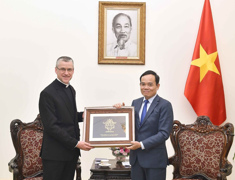 Phó Thủ tướng Trần Lưu Quang tiếp Thứ trưởng Bộ Ngoại giao Tòa thánh Vatican. (Ảnh: TTXVN phát)