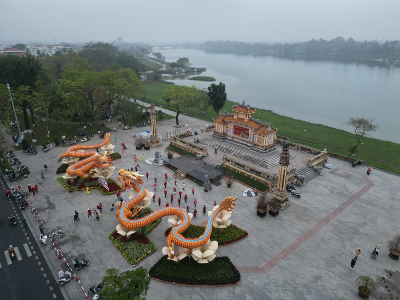 Linh vật rồng tạo điểm nhấn trong không gian Hội xuân bên bờ sông Hương. (Ảnh: Tường Vi/TTXVN)