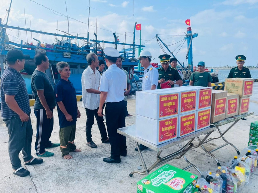 Lãnh đạo, Chỉ huy đảo Trường Sa, Đồn Biên phòng 394, Âu tàu 129 tặng quà cho ngư dân. (Ảnh: VOV)