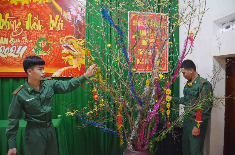 Trang trí Tết ở Đồn Biên phòng Bo Heng (Đắk Lắk). (Ảnh: Hoài Thu/TTXVN)