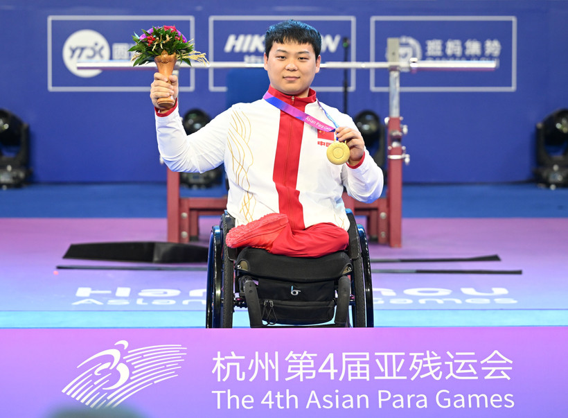 Đô cử Qi Yongkai của Trung Quốc giành Huy chương vàng ở hạng cân 59 kg nam tại Đại hội Thể thao Người khuyết tật châu Á lần thứ 4 ở Hàng Châu, Trung Quốc, ngày 24/10/2023. (Ảnh: THX/TTXVN)