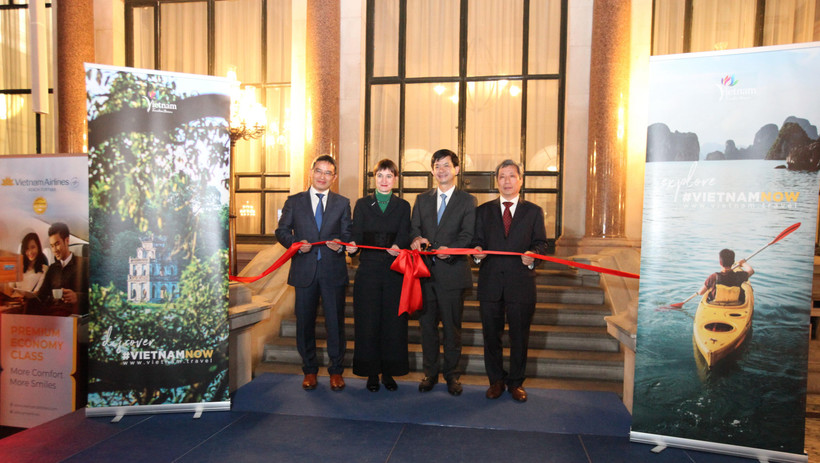 Thứ trưởng Bộ Văn hóa, Thể thao và Du lịch Lê Quang Tùng; Đại sứ Việt Nam tại Anh Trần Ngọc An; bà Kate White, đại diện Bộ Ngoại Giao Anh và ông Trần Trọng Kiên, Chủ tịch Hồi đồng Tư vấn Du lịch cắt băng khai trương văn phòng du lịch quốc tế của Việt Nam 