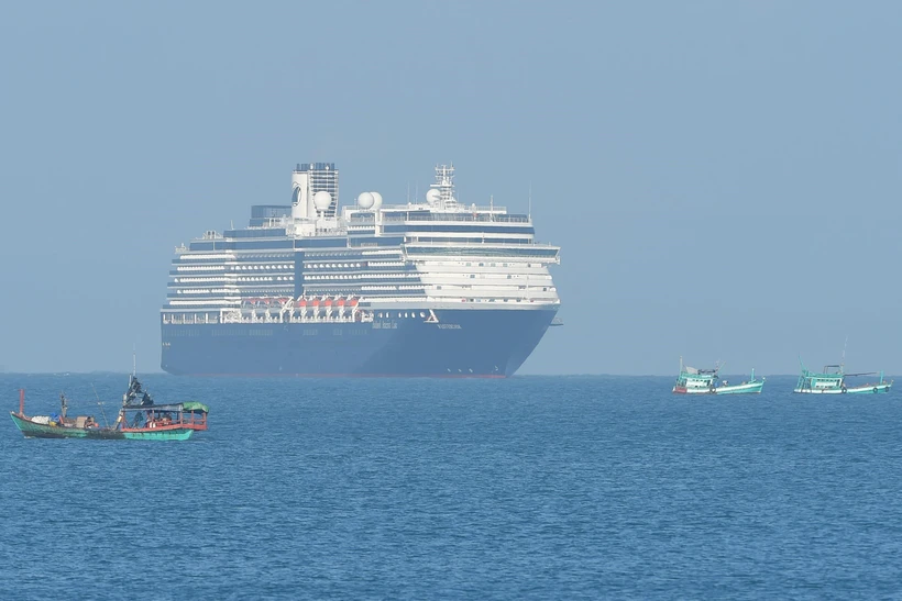 Du thuyền Westerdam chuẩn bị cập cảng Sihanoukville, Tây Nam Campuchia sáng 13/2. (Ảnh: AFP/TTXVN)