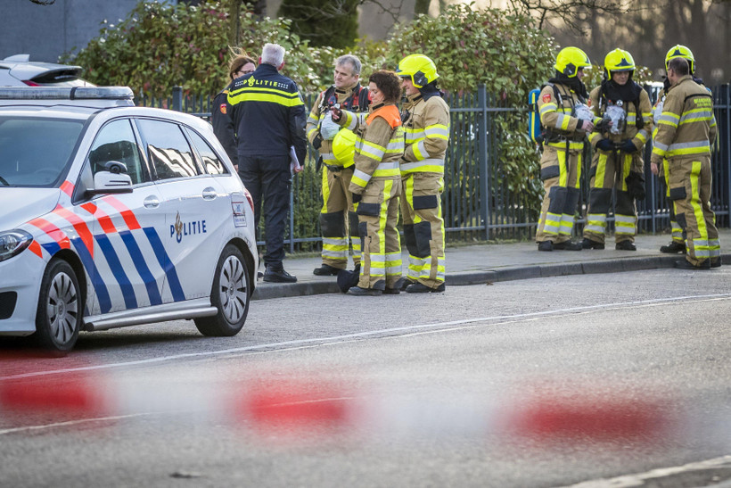 Lực lượng phản ứng nhanh được triển khai tại khu vực ngân hàng ABN AMRO ở Amsterdam, sau vụ nổ bom thư ngày 12/2. (Ảnh: AFP/TTXVN)