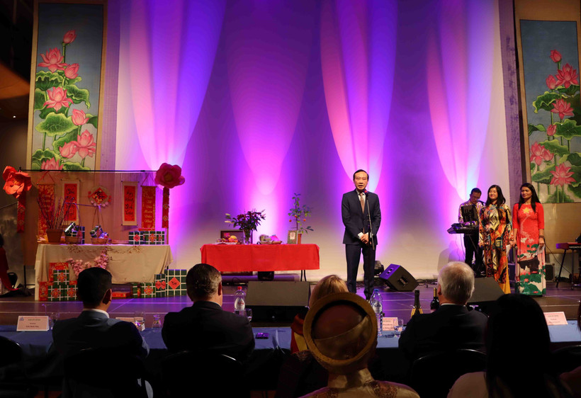 Đại sứ Việt Nam tại Vương quốc Bỉ, Nguyễn Văn Thảo phát biểu chúc Tết bà con. (Ảnh: Hương Giang/TTXVN)