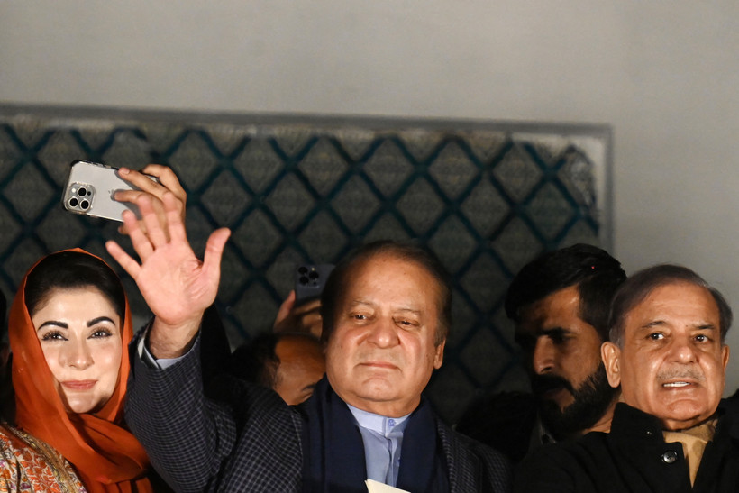 Cựu Thủ tướng Pakistan Nawaz Sharif (giữa) vẫy chào người ủng hộ tại Lahore ngày 9/2/2024. (Ảnh: AFP/TTXVN)