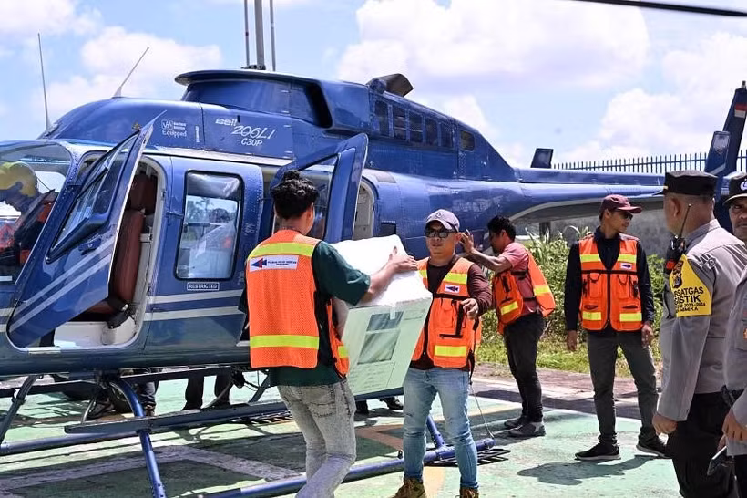 Indonesia dùng trực thăng phân phối hậu cần bầu cử. (Nguồn: AFP)