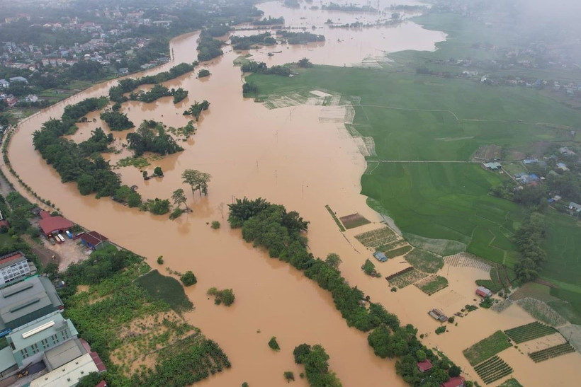 Nhiều hoa màu và nhà dân ở thành phố Cao Bằng bị ngập. (Ảnh: Văn Đạt/TTXVN)
