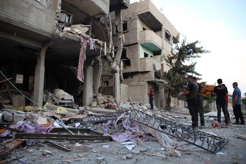 Cảnh đổ nát sau cuộc không kích của Israel xuống trại tị nạn Al-Bureij ở Dải Gaza, ngày 20/8/2024. (Ảnh: THX/TTXVN)