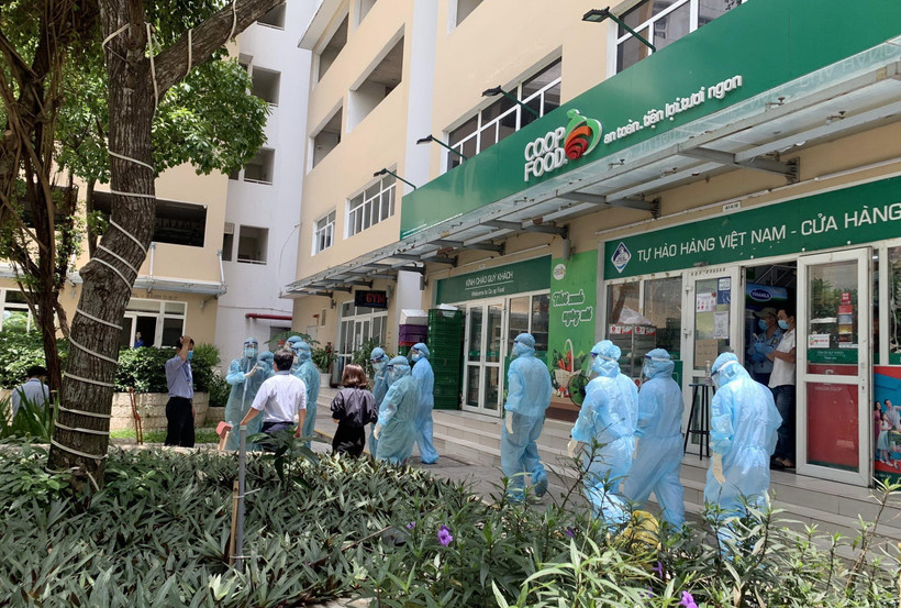 Lực lượng chức năng có mặt để xử lý phòng dịch tại chung cư Sunview Town (Phường Hiệp Bình Phước, Thành phố Thủ Đức). (Ảnh: Đinh Hằng/TTXVN)