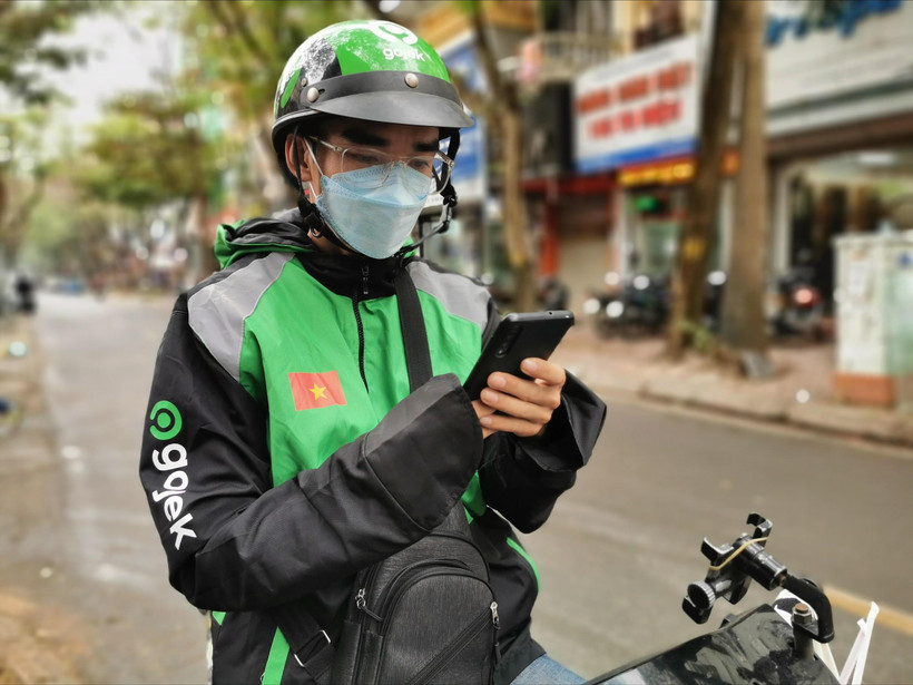 Anh Trần Đức Lượng – Tài xế đặc biệt của Gojek. (Ảnh: VC/Vietnam+)