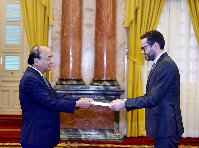 Chủ tịch nước Nguyễn Xuân Phúc nhận Quốc thư từ Đại sứ Liên hiệp Vương quốc Anh và Bắc Ai-len Iain Frew. (Ảnh: Thống Nhất/TTXVN)