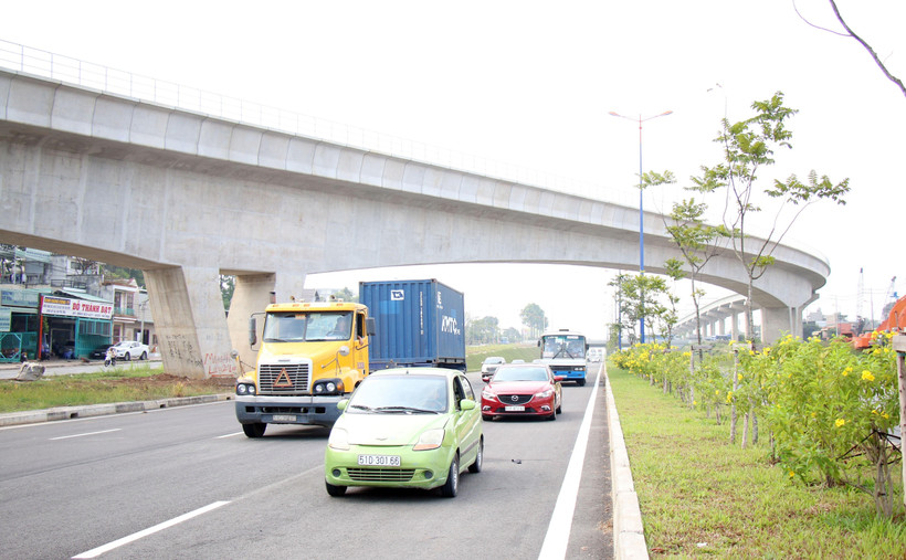 Hầm hở trên Quốc lộ 1 nằm phía dưới Dự án tuyến đường sắt đô thị Bến Thanh-Suối Tiên. (Ảnh: Tiến Lực/TTXVN)