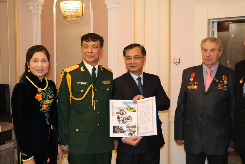 Đại sứ Đặc mệnh toàn quyền Việt Nam tại Ukraine và Moldova Nguyễn Anh Tuấn giới thiệu Sách Trắng. (Ảnh: Duy Trinh/TTXVN)