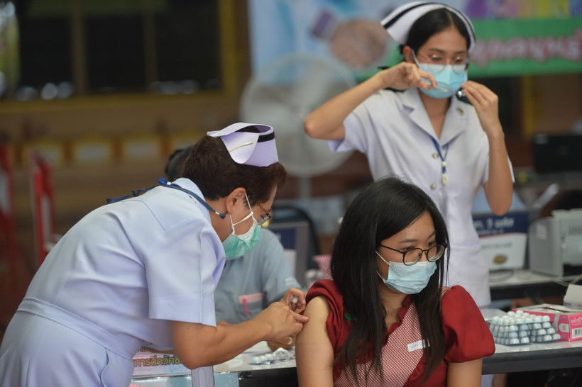 Nhân viên y tế tiêm vaccine phòng COVID-19 cho người dân tại Bangkok, Thái Lan. (Ảnh: THX/TTXVN)