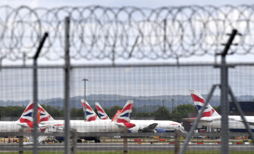 Máy bay đỗ tại sân bay London Gatwick, Anh ngày 1/5/2020. (Ảnh: AFP/TTXVN)