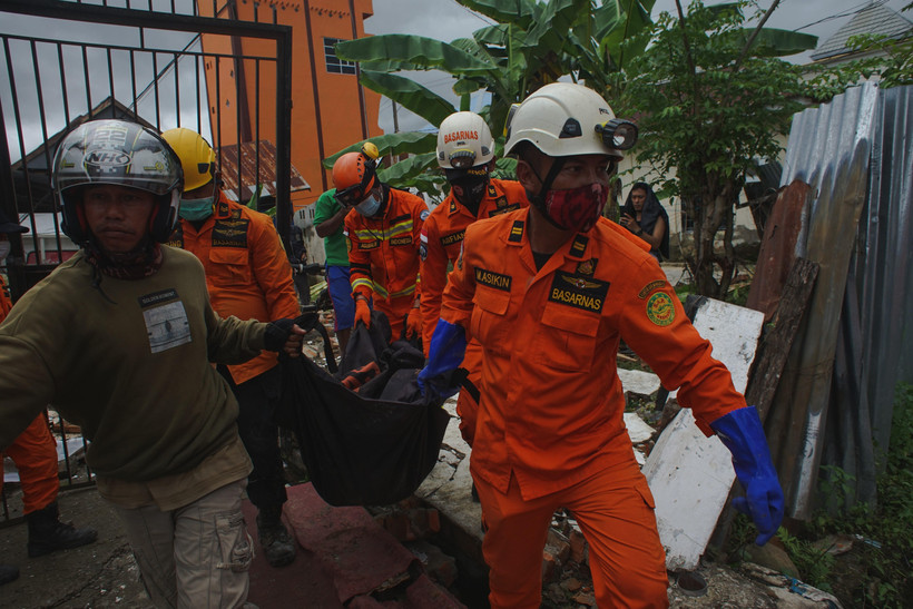 Nhân viên cứu hộ chuyển thi thể nạn nhân thiệt mạng trong trận động đất ở Mamuju, Tây Sulawesi, Indonesia, ngày 15/1/2021. Ảnh: THX/TTXVN